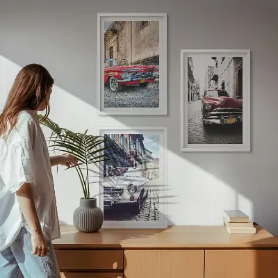 Set od 3 slike u okviru klasični automobili u gradovima