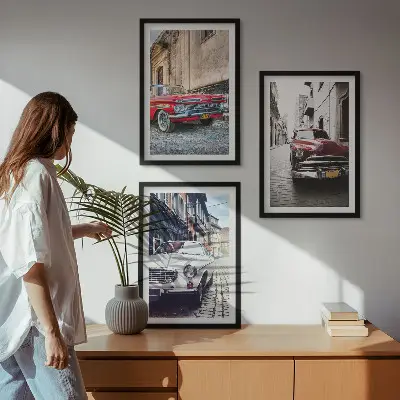 Set od 3 slike u okviru klasični automobili u gradovima