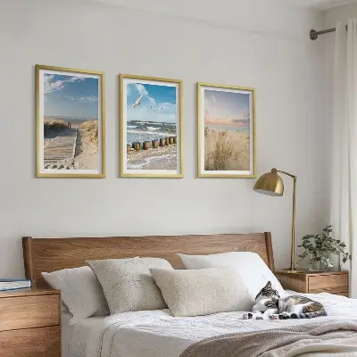 Triptih u okviru plaža s pijeskom, valovima, nebom i pticama