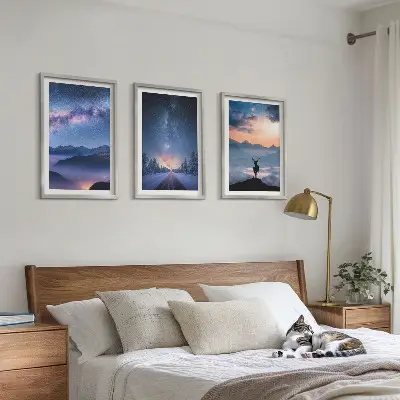 Zidna galerija noćno nebo s planinama, maglom i jelenom