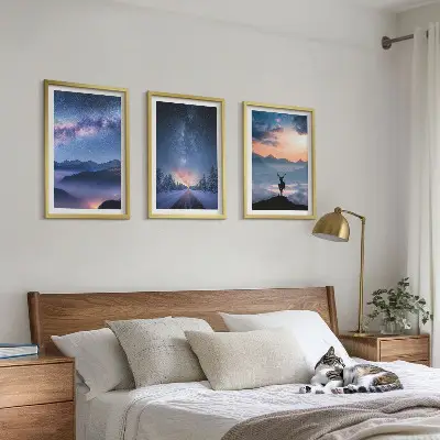 Zidna galerija noćno nebo s planinama, maglom i jelenom