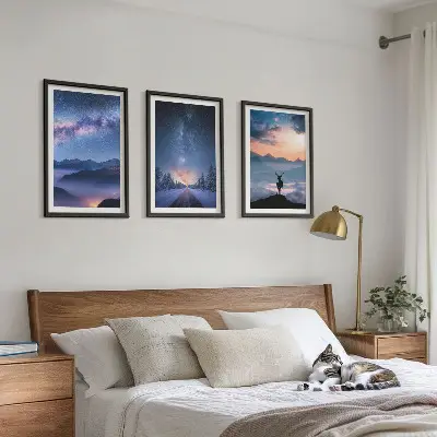 Zidna galerija noćno nebo s planinama, maglom i jelenom