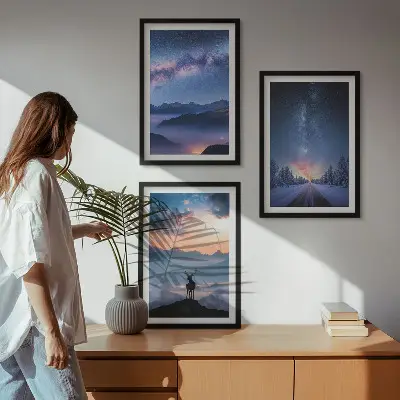 Zidna galerija noćno nebo s planinama, maglom i jelenom