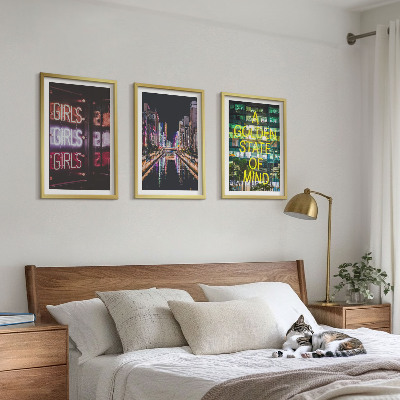 Set 3 slike u okviru Neonski znakovi rijeke noću