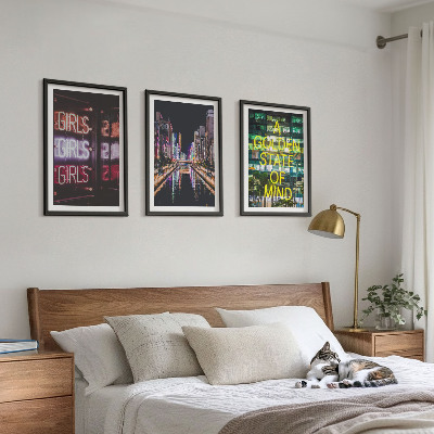 Set 3 slike u okviru Neonski znakovi rijeke noću