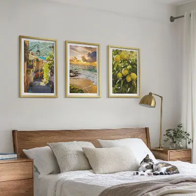 Zidna galerija ulice, more, plaža i stabla citrusa