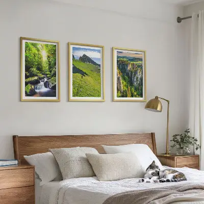 Set od 3 slike u okviru zelene planine i šumska vodopadna scena