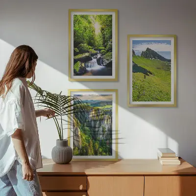 Set od 3 slike u okviru zelene planine i šumska vodopadna scena