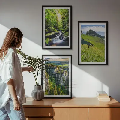 Set od 3 slike u okviru zelene planine i šumska vodopadna scena