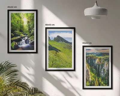 Set od 3 slike u okviru zelene planine i šumska vodopadna scena