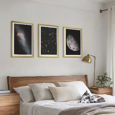 Triptih u okviru s motivom svemirskih galaksija sa zvijezdama i mjesecom