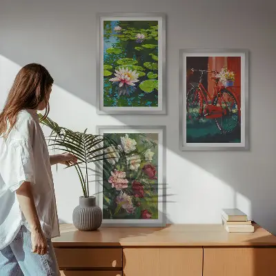 Zidna galerija ljiljani u vrtu sa šarenim cvijećem