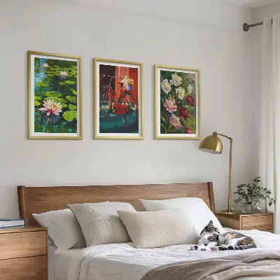 Zidna galerija ljiljani u vrtu sa šarenim cvijećem