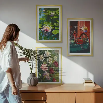 Zidna galerija ljiljani u vrtu sa šarenim cvijećem