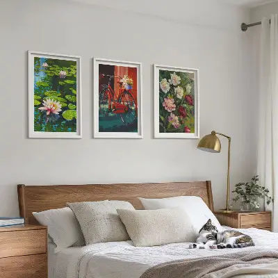 Zidna galerija ljiljani u vrtu sa šarenim cvijećem