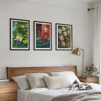 Zidna galerija ljiljani u vrtu sa šarenim cvijećem