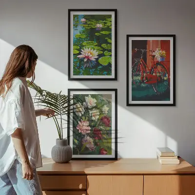 Zidna galerija ljiljani u vrtu sa šarenim cvijećem