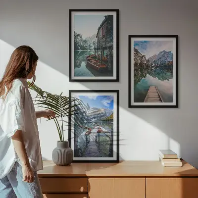 Zidna galerija drveni brodovi u planinskom jezerskom krajoliku