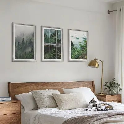 Zidna galerija staklenik na obali rijeke u magli okružen šumom
