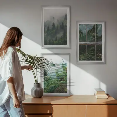 Zidna galerija staklenik na obali rijeke u magli okružen šumom