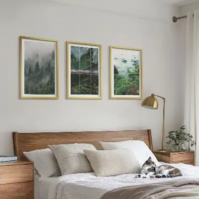 Zidna galerija staklenik na obali rijeke u magli okružen šumom