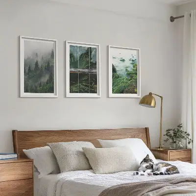 Zidna galerija staklenik na obali rijeke u magli okružen šumom