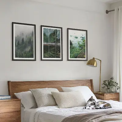 Zidna galerija staklenik na obali rijeke u magli okružen šumom