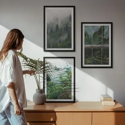 Zidna galerija staklenik na obali rijeke u magli okružen šumom