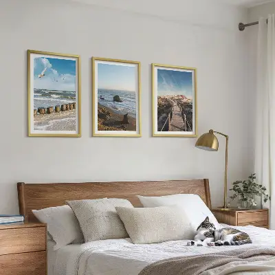 Set od 3 slike u okviru plaža s valovima, nebom i šetnicom na molu