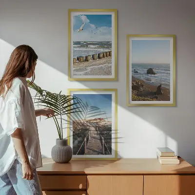 Set od 3 slike u okviru plaža s valovima, nebom i šetnicom na molu