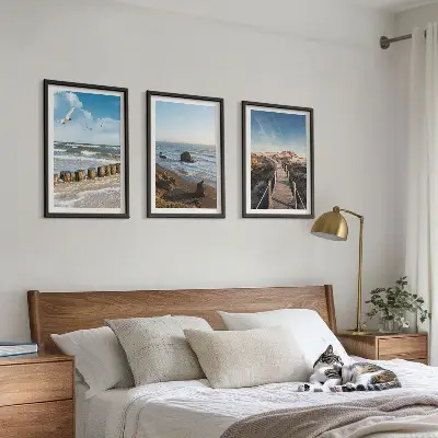 Set od 3 slike u okviru plaža s valovima, nebom i šetnicom na molu