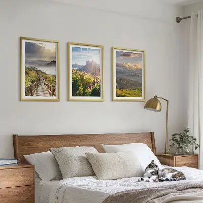 Planinski krajolik s cvijećem triptih u okviru