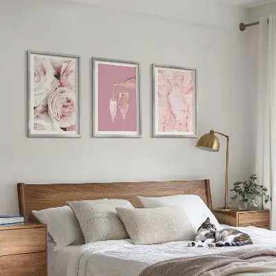 Zidna galerija mramorna pozadina sa šampanjskim ružama