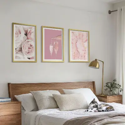 Zidna galerija mramorna pozadina sa šampanjskim ružama