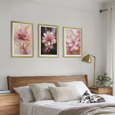 Zidna galerija cvjetne kompozicije od ruža u bijeloj boji