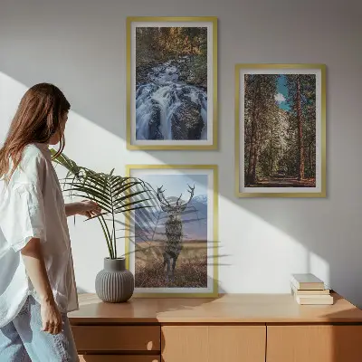 Zidna galerija s motivom vodopada, šume, planine i jelena u prirodi