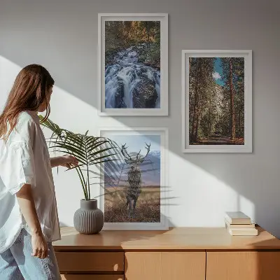 Zidna galerija s motivom vodopada, šume, planine i jelena u prirodi