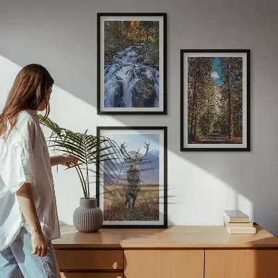 Zidna galerija s motivom vodopada, šume, planine i jelena u prirodi