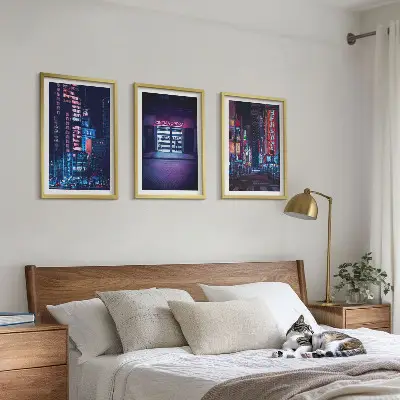 Neonski ulaz u noćni grad triptih u okviru