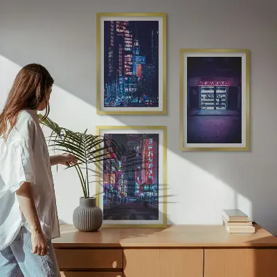 Neonski ulaz u noćni grad triptih u okviru