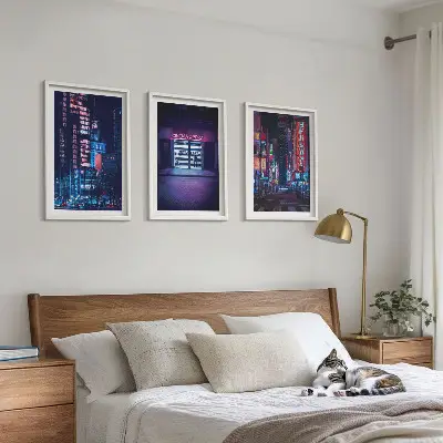 Neonski ulaz u noćni grad triptih u okviru