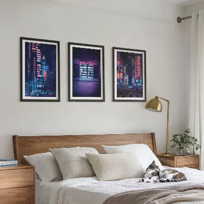 Neonski ulaz u noćni grad triptih u okviru