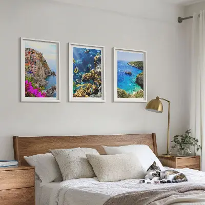 Set od 3 slike u okviru pogled na more sa šarenim kućama