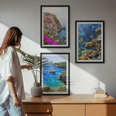 Set od 3 slike u okviru pogled na more sa šarenim kućama