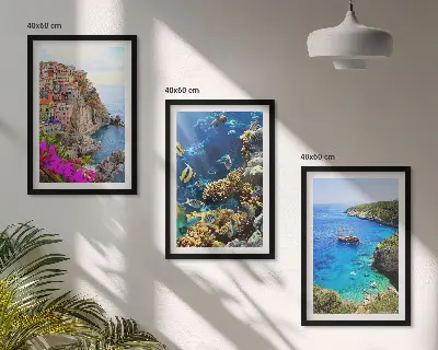 Set od 3 slike u okviru pogled na more sa šarenim kućama