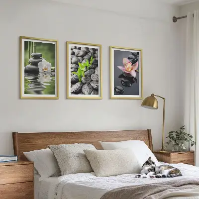 Mirna zen kompozicija cvijeća i vode triptih u okviru