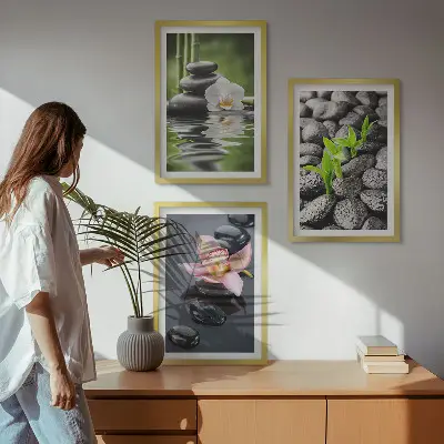 Mirna zen kompozicija cvijeća i vode triptih u okviru