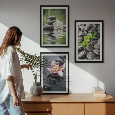 Mirna zen kompozicija cvijeća i vode triptih u okviru