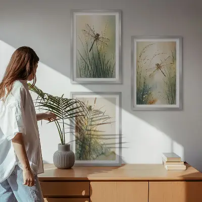 Zidna galerija trava vretenaca iznad vode