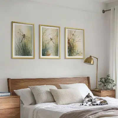Zidna galerija trava vretenaca iznad vode